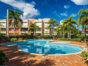 Spacious Condo with Pool 7 Minutes from the Beach